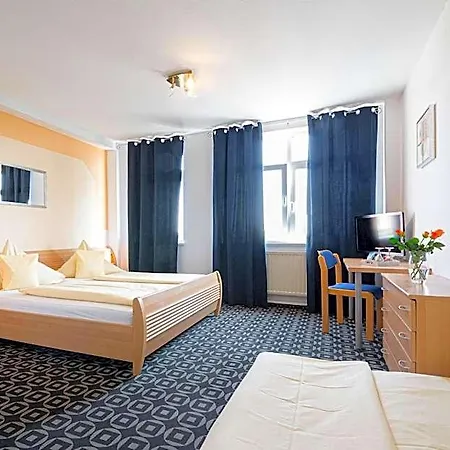 Europa Garni Free Parking Отель