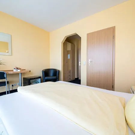 Europa Garni Free Parking Отель